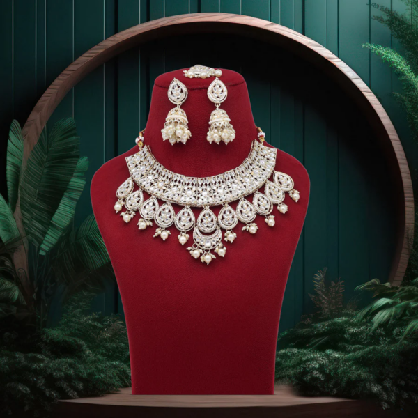 Frosty Opulence: White Choker Kundan Necklace Set